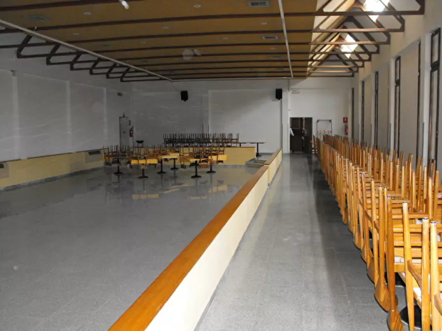 Immagine 9 di Negozio in vendita  a Serra San Quirico