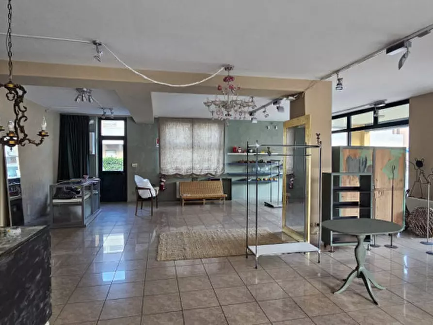 Immagine 2 di Negozio in affitto  a San Bonifacio