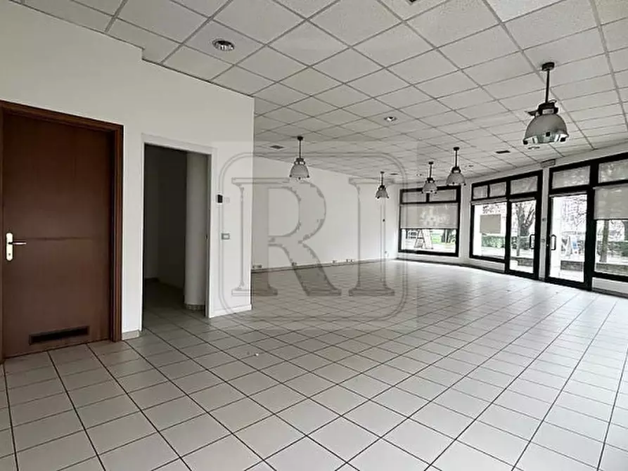 Immagine 1 di Negozio in affitto  a Limena