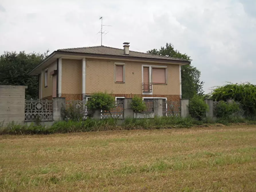 Immagine 1 di Villa in vendita  in via nenni a Turbigo