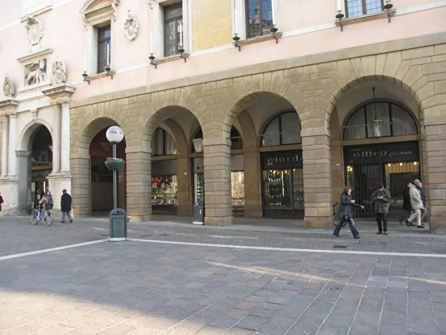 Immagine 5 di Negozio in affitto  in via san fermo a Padova