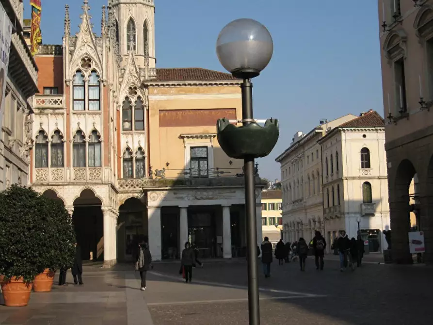 Immagine 6 di Negozio in affitto  in via san fermo a Padova
