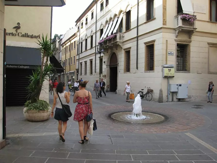 Immagine 10 di Negozio in affitto  in via san fermo a Padova