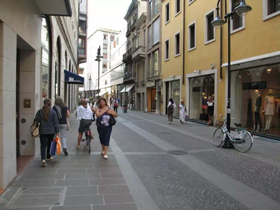 Immagine 11 di Negozio in affitto  in via san fermo a Padova