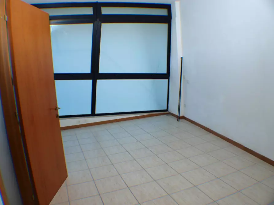 Immagine 5 di Negozio in vendita  a Senigallia