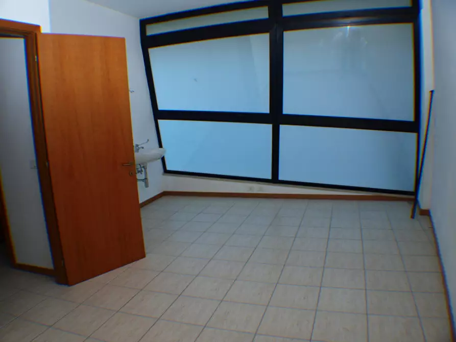 Immagine 6 di Negozio in vendita  a Senigallia