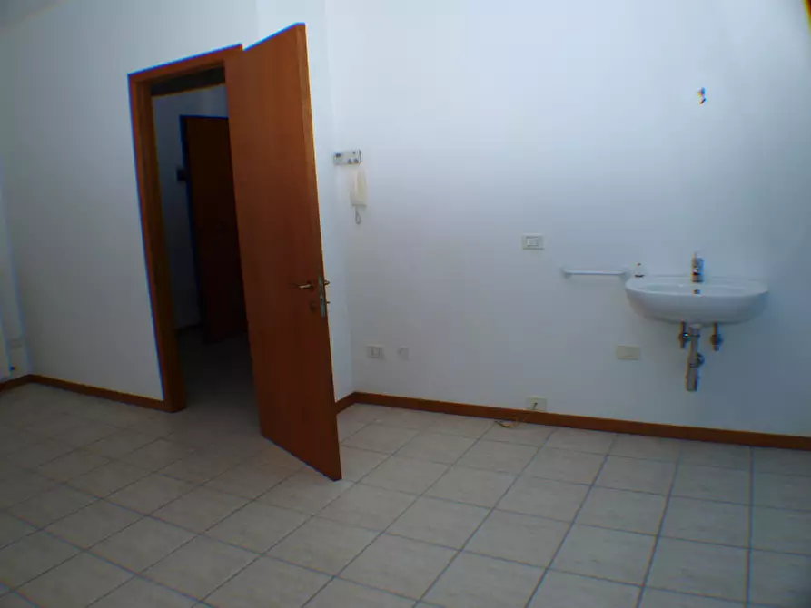 Immagine 8 di Negozio in vendita  a Senigallia