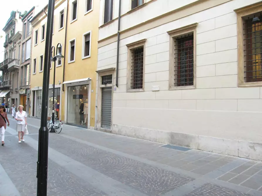 Immagine 5 di Negozio in affitto  a Padova