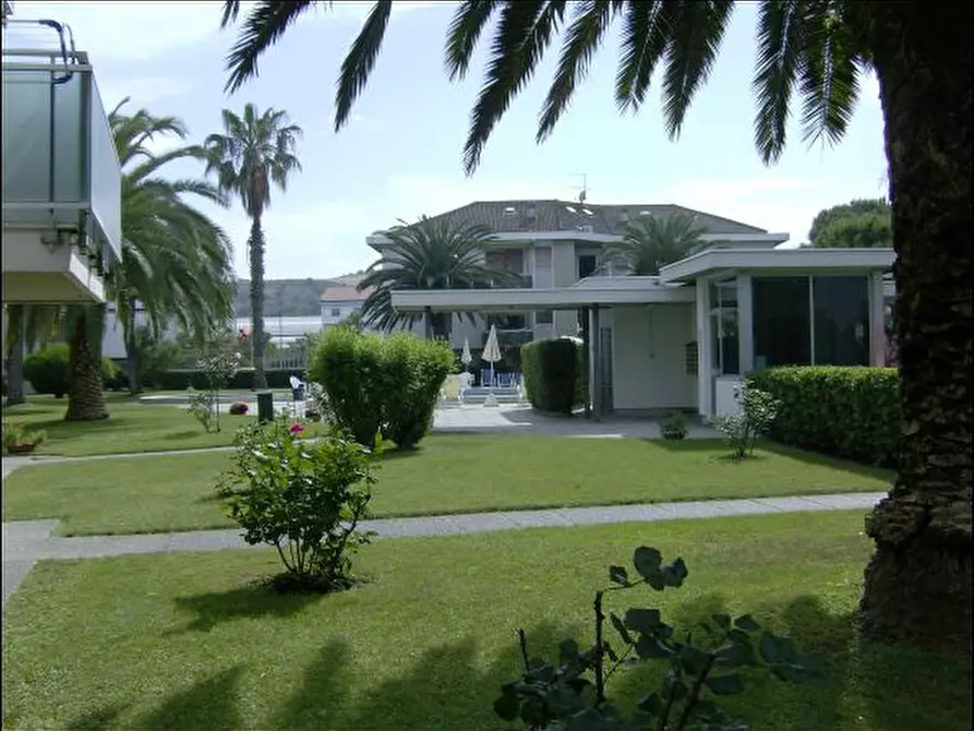 Immagine 1 di Appartamento in vendita  in via LEONARDO DA VINCI a Silvi