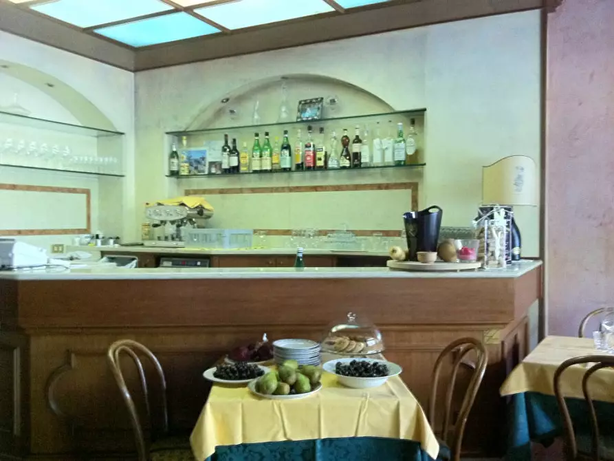 Immagine 2 di Attività commerciale in vendita  a Padova