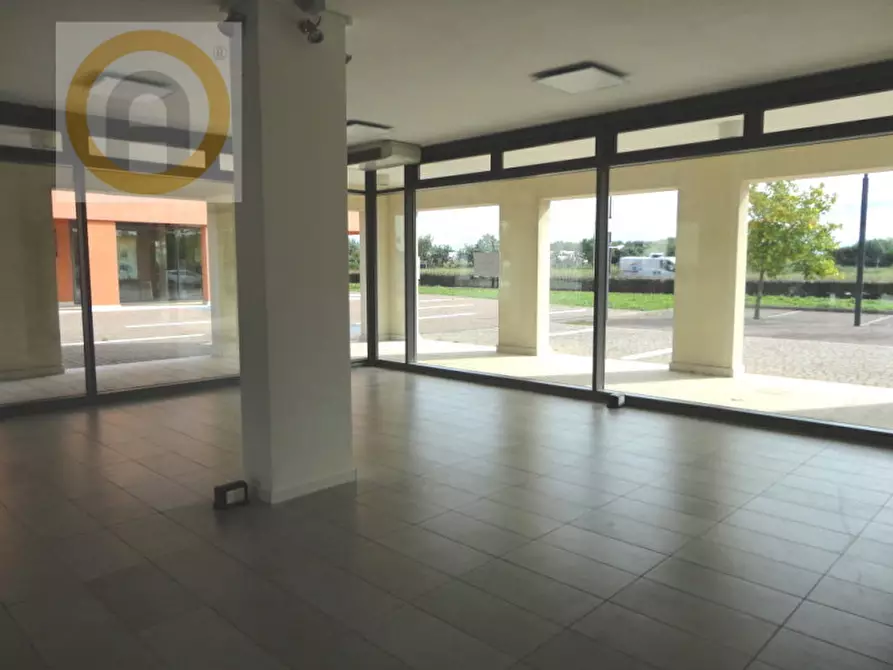 Immagine 1 di Negozio in affitto  a Bassano Del Grappa