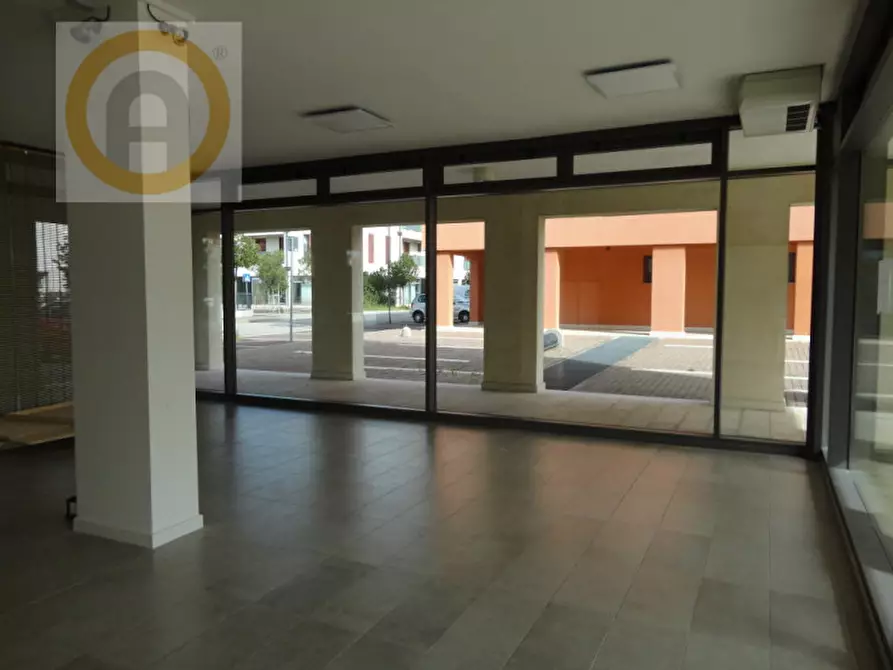 Immagine 3 di Negozio in affitto  a Bassano Del Grappa