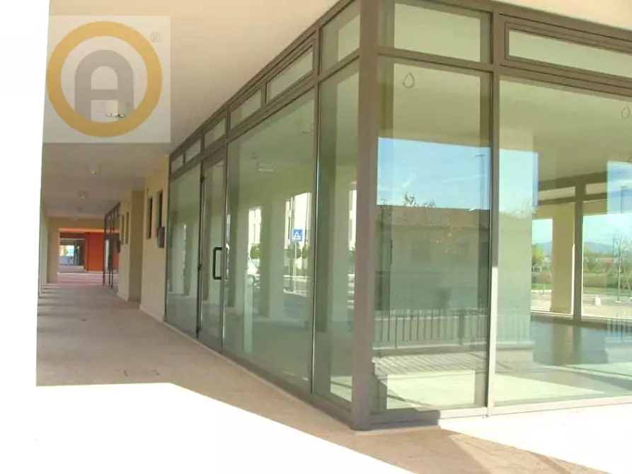 Immagine 5 di Negozio in affitto  a Bassano Del Grappa