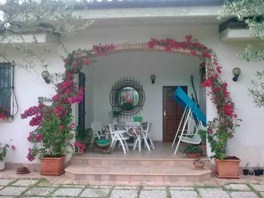 Immagine 1 di Villa in vendita  in VIA FONTEMAGGIO a Loreto Aprutino