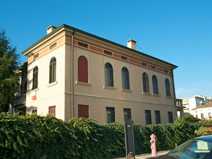 Immagine 1 di Villa in vendita  a Vicenza