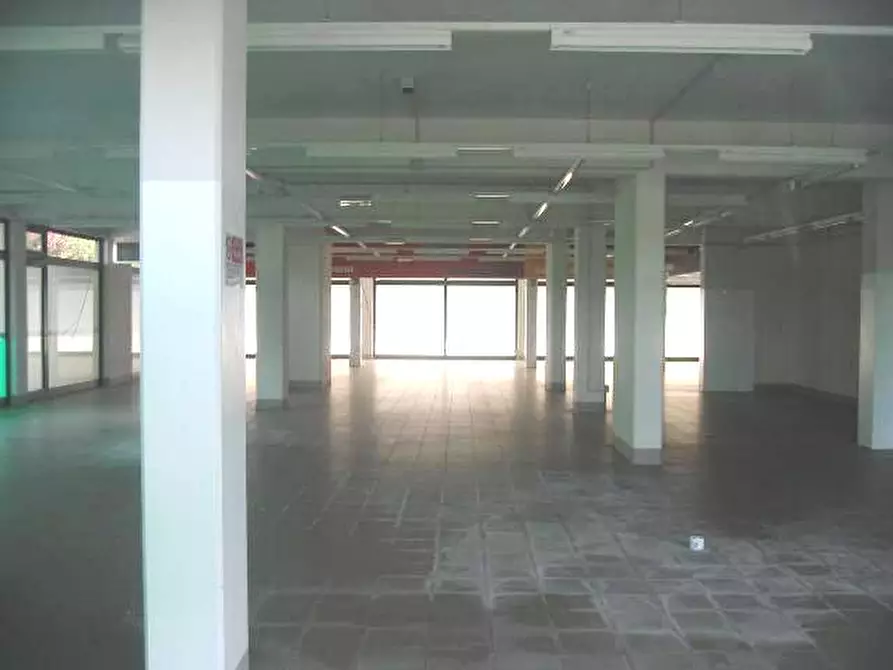 Immagine 2 di Negozio in vendita  in via Mameli a Mirandola