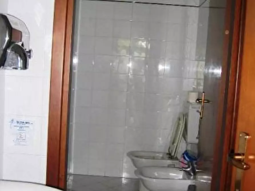 Immagine 9 di Negozio in vendita  in via Mameli a Mirandola