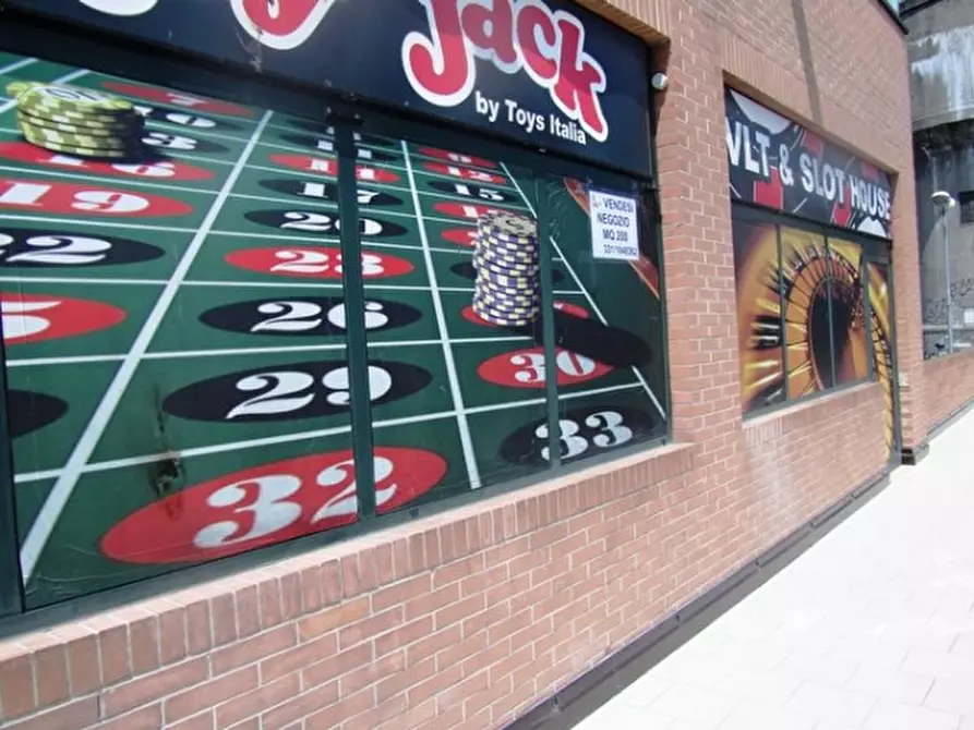 Immagine 2 di Negozio in vendita  in piazzale Guglielmo Marconi a Piacenza