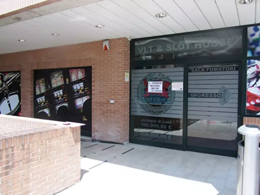 Immagine 3 di Negozio in vendita  in piazzale Guglielmo Marconi a Piacenza