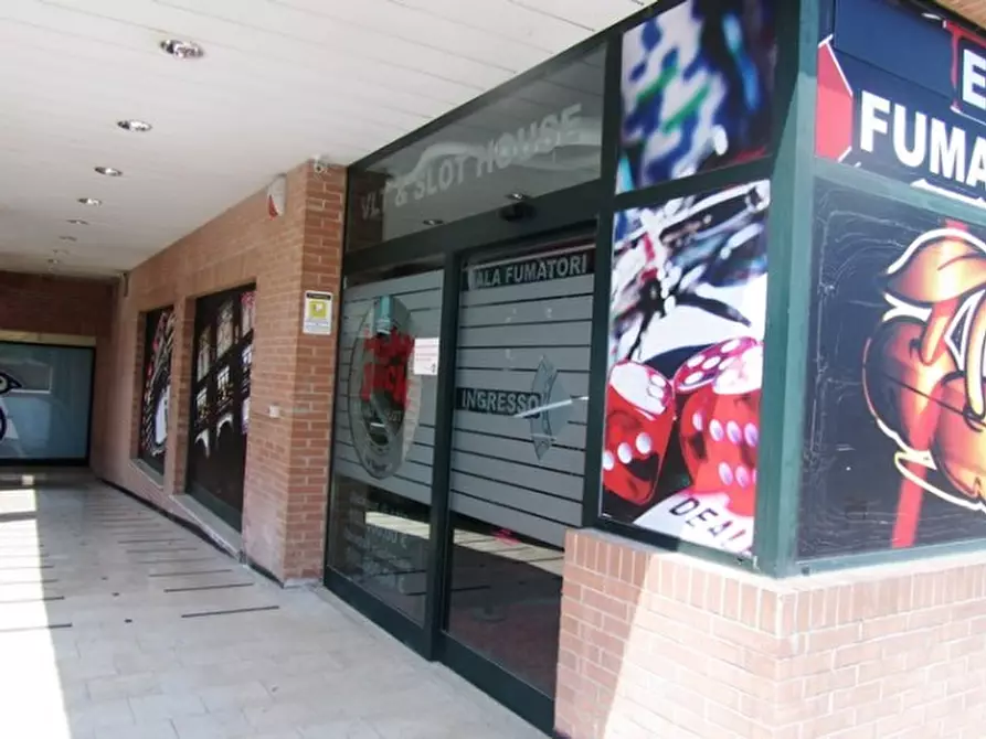 Immagine 4 di Negozio in vendita  in piazzale Guglielmo Marconi a Piacenza