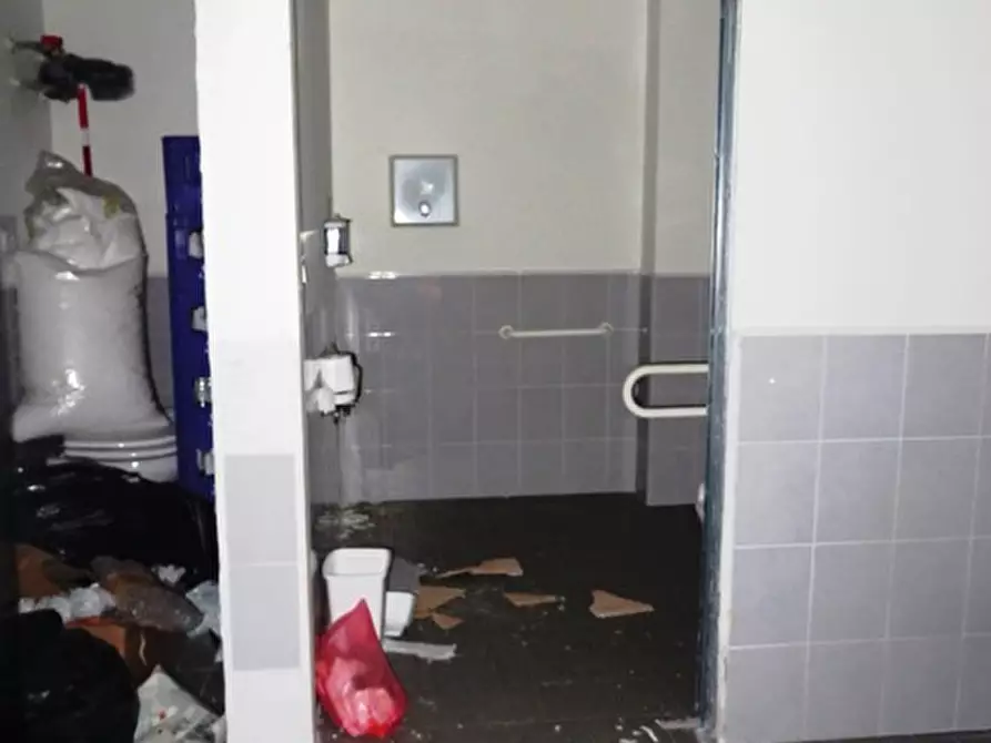 Immagine 7 di Negozio in vendita  in piazzale Guglielmo Marconi a Piacenza