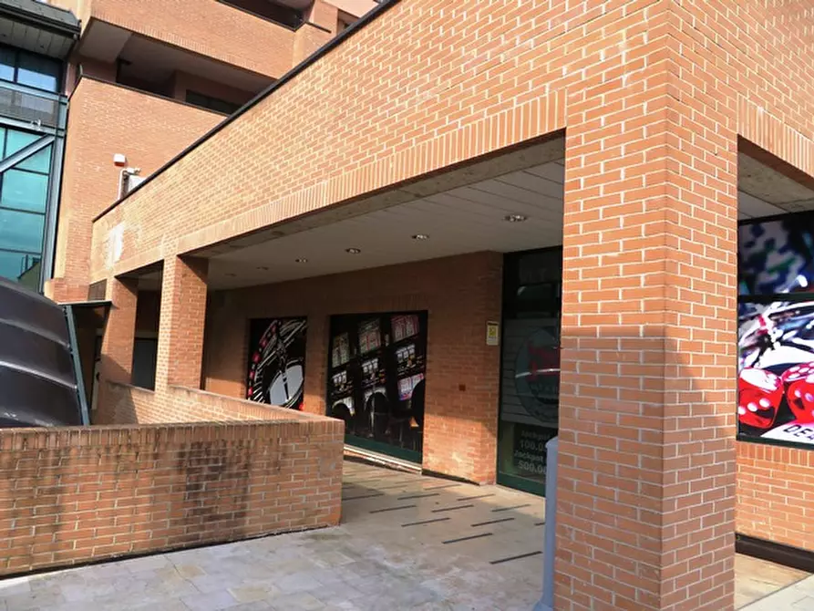 Immagine 10 di Negozio in vendita  in piazzale Guglielmo Marconi a Piacenza