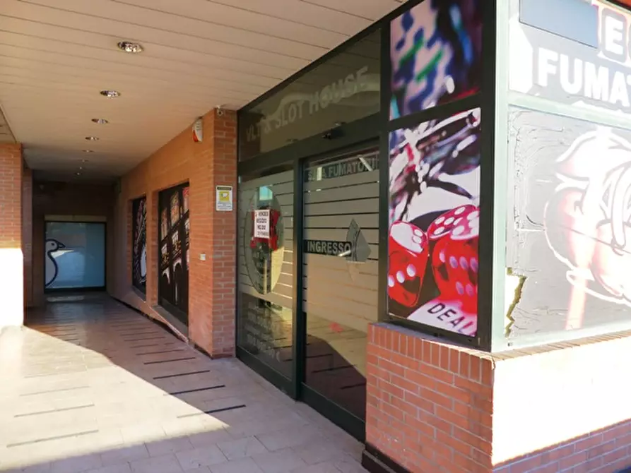 Immagine 12 di Negozio in vendita  in piazzale Guglielmo Marconi a Piacenza