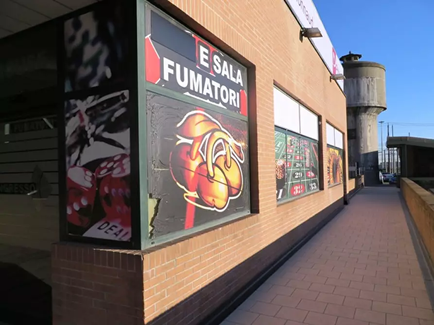 Immagine 13 di Negozio in vendita  in piazzale Guglielmo Marconi a Piacenza