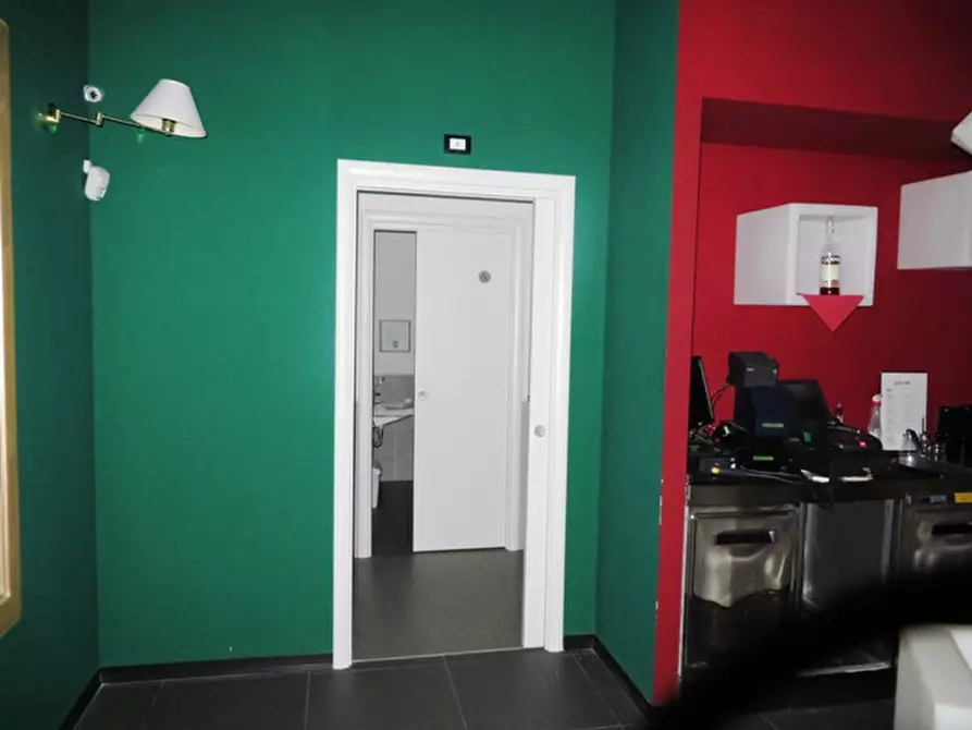 Immagine 16 di Negozio in vendita  in piazzale Guglielmo Marconi a Piacenza