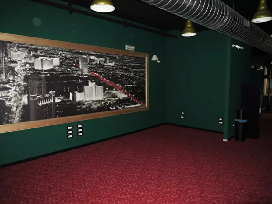 Immagine 23 di Negozio in vendita  in piazzale Guglielmo Marconi a Piacenza