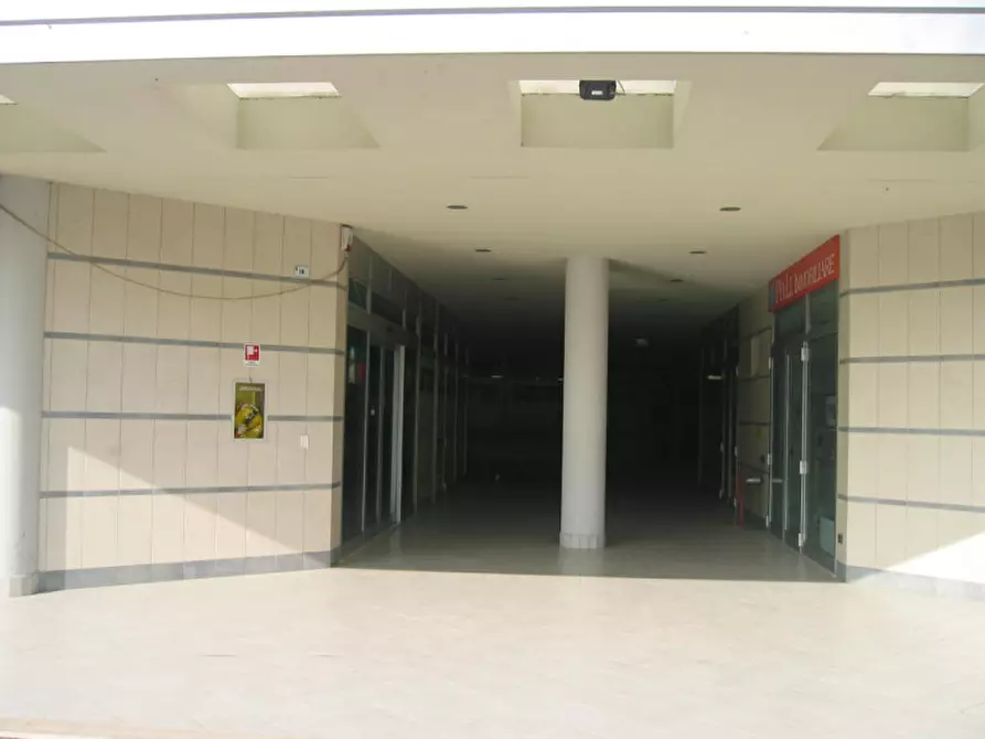 Immagine 3 di Negozio in vendita  in strada provinciale 35 a San Clemente