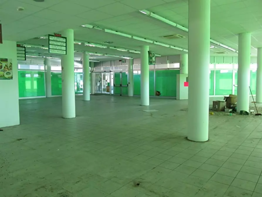 Immagine 6 di Negozio in vendita  in strada provinciale 35 a San Clemente