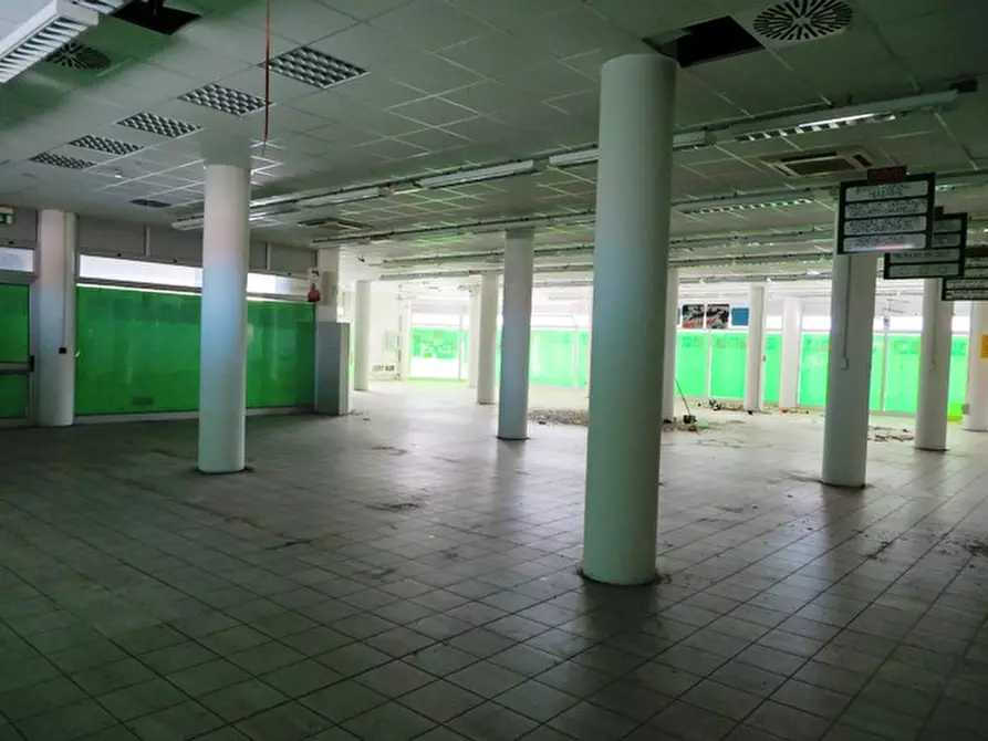 Immagine 26 di Negozio in vendita  in strada provinciale 35 a San Clemente