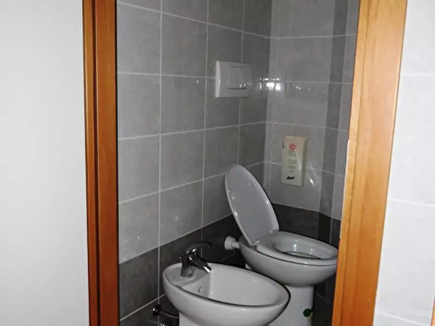 Immagine 35 di Negozio in vendita  in strada provinciale 35 a San Clemente