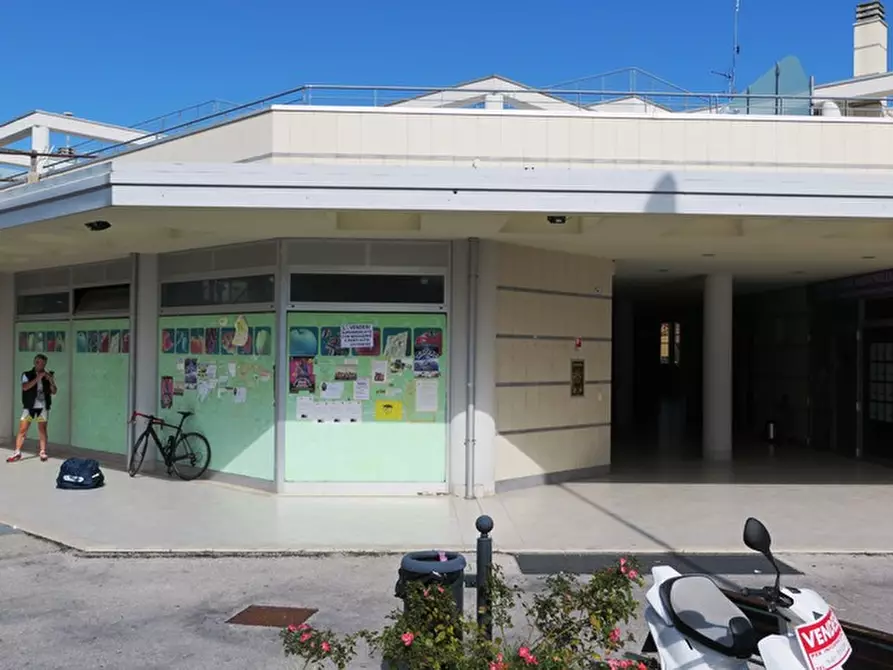 Immagine 40 di Negozio in vendita  in strada provinciale 35 a San Clemente