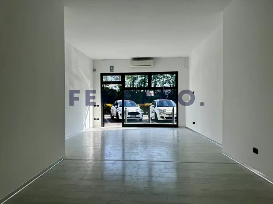 Immagine 4 di Negozio in affitto  in Via Aldo Moro a Casier