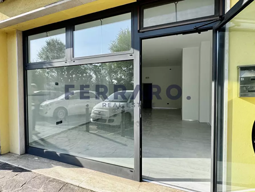 Immagine 8 di Negozio in affitto  in Via Aldo Moro a Casier