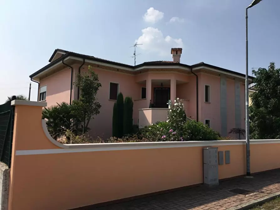 Immagine 2 di Villa in vendita  a Suzzara