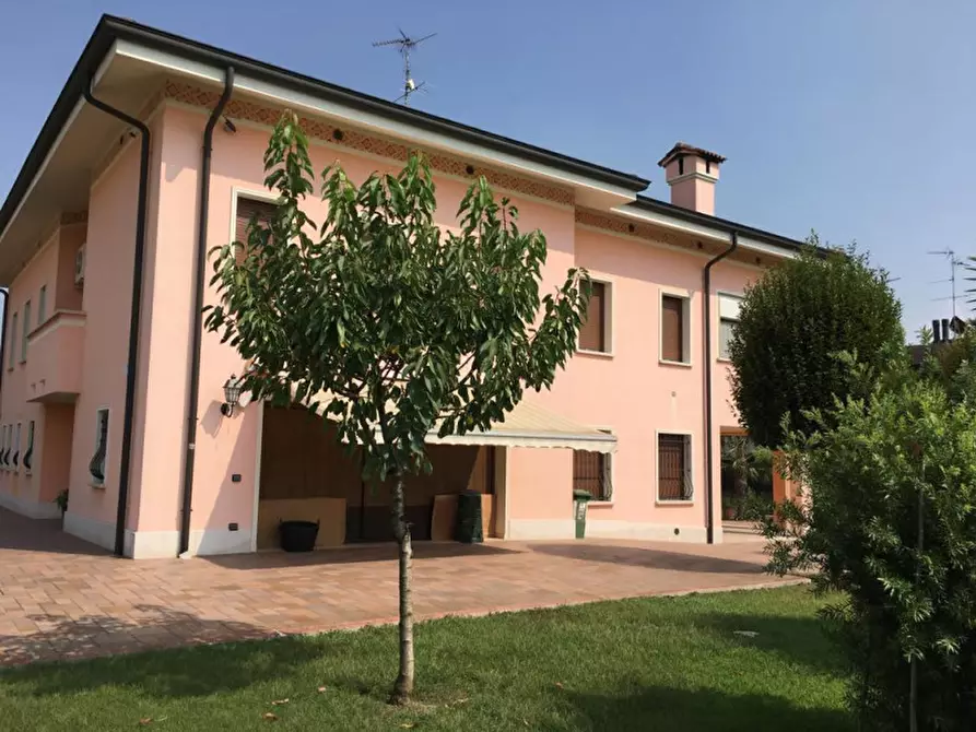 Immagine 8 di Villa in vendita  a Suzzara