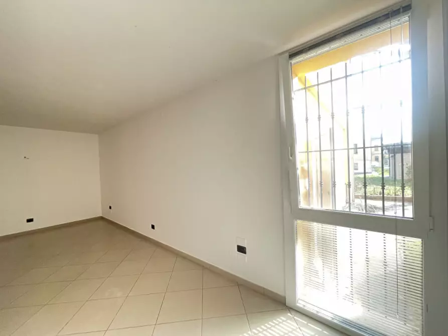 Immagine 10 di Ufficio in affitto  a Suzzara