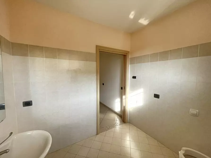 Immagine 20 di Ufficio in affitto  a Suzzara