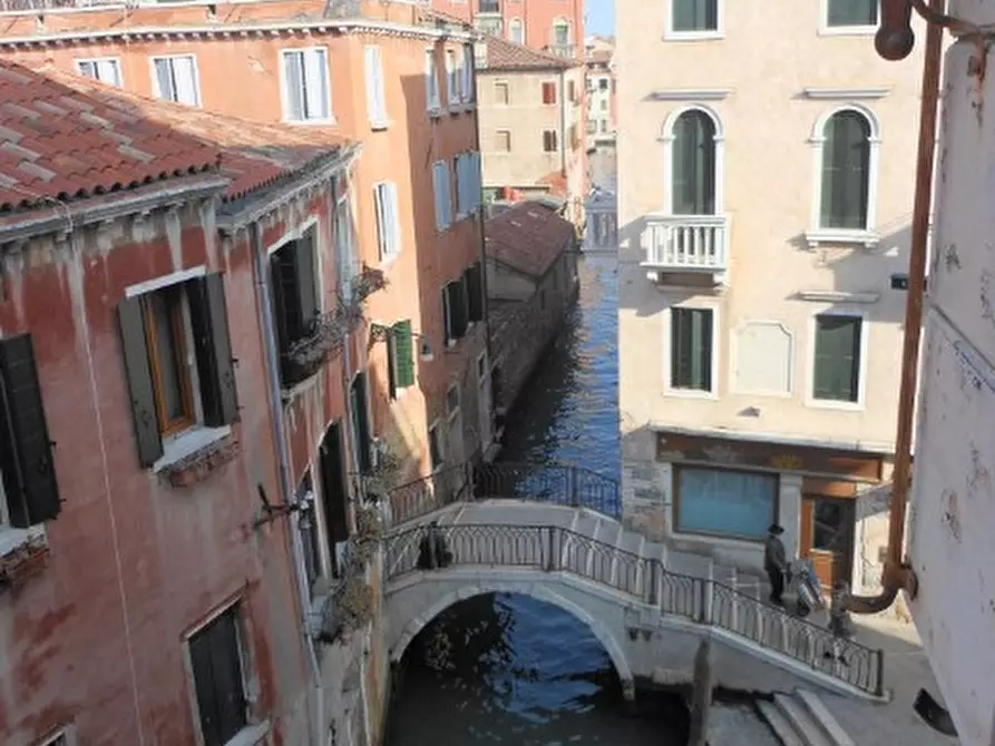 Immagine 1 di Appartamento in vendita  in strada nova a Venezia