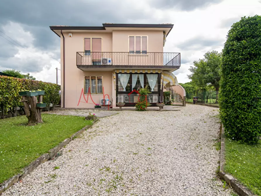 Immagine 1 di Casa indipendente in vendita  in via decorati a Padova