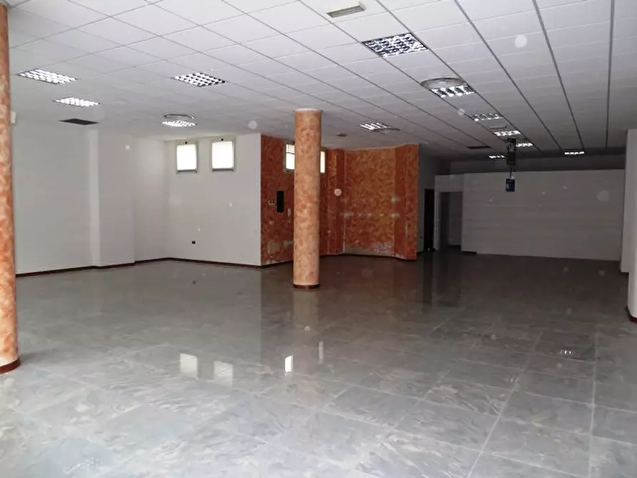 Immagine 3 di Negozio in vendita  in viale Settembrini a Rimini