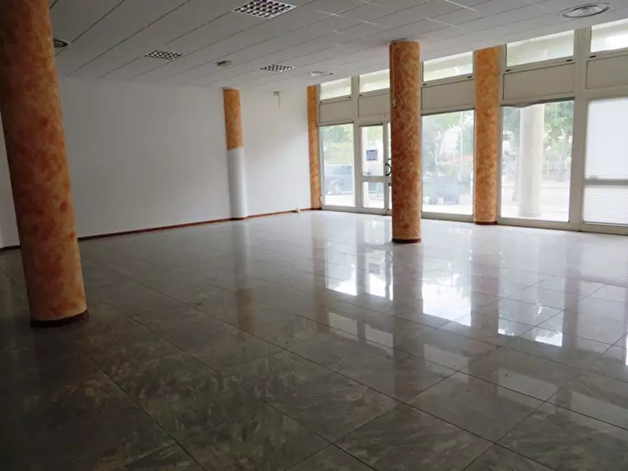 Immagine 5 di Negozio in vendita  in viale Settembrini a Rimini
