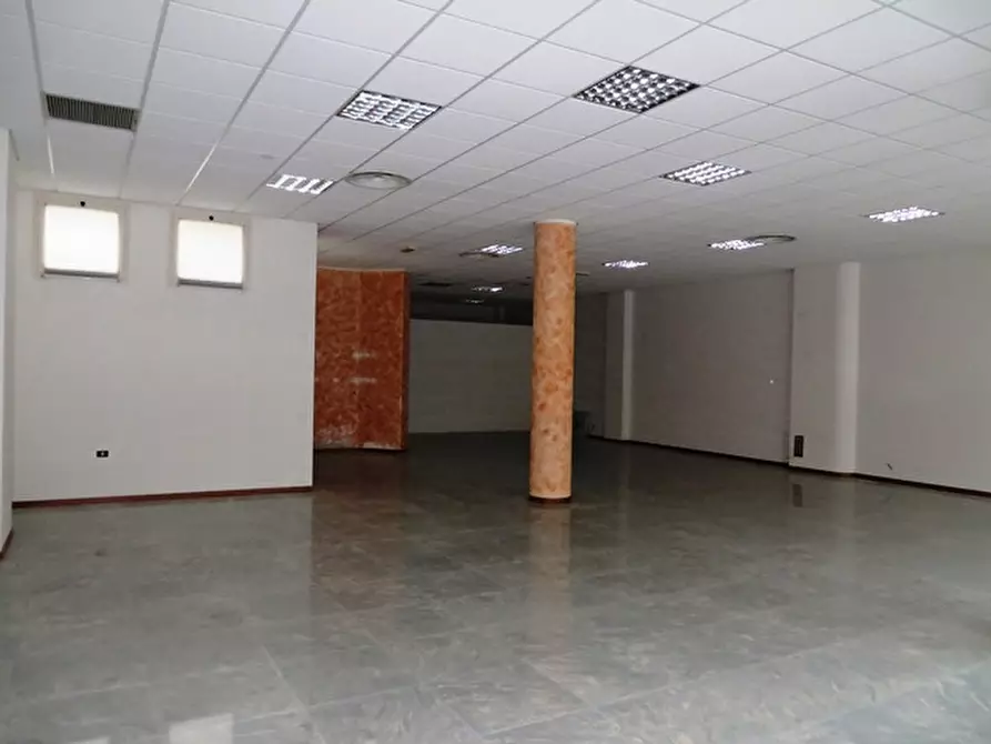 Immagine 6 di Negozio in vendita  in viale Settembrini a Rimini