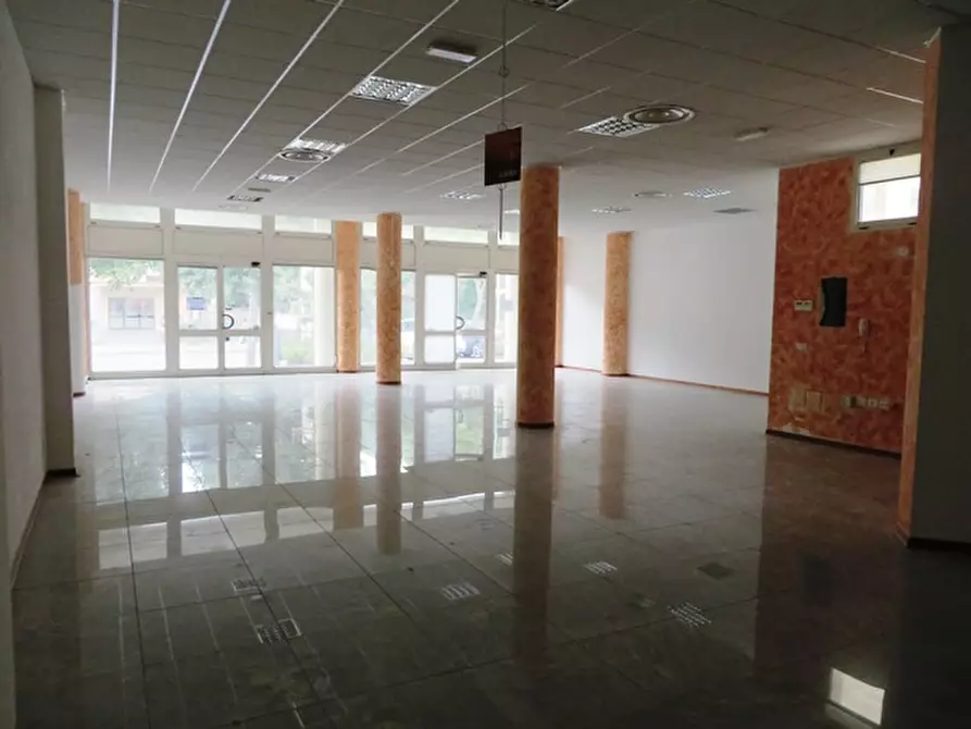 Immagine 7 di Negozio in vendita  in viale Settembrini a Rimini