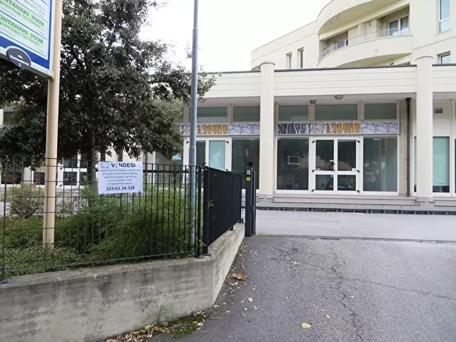 Immagine 8 di Negozio in vendita  in viale Settembrini a Rimini