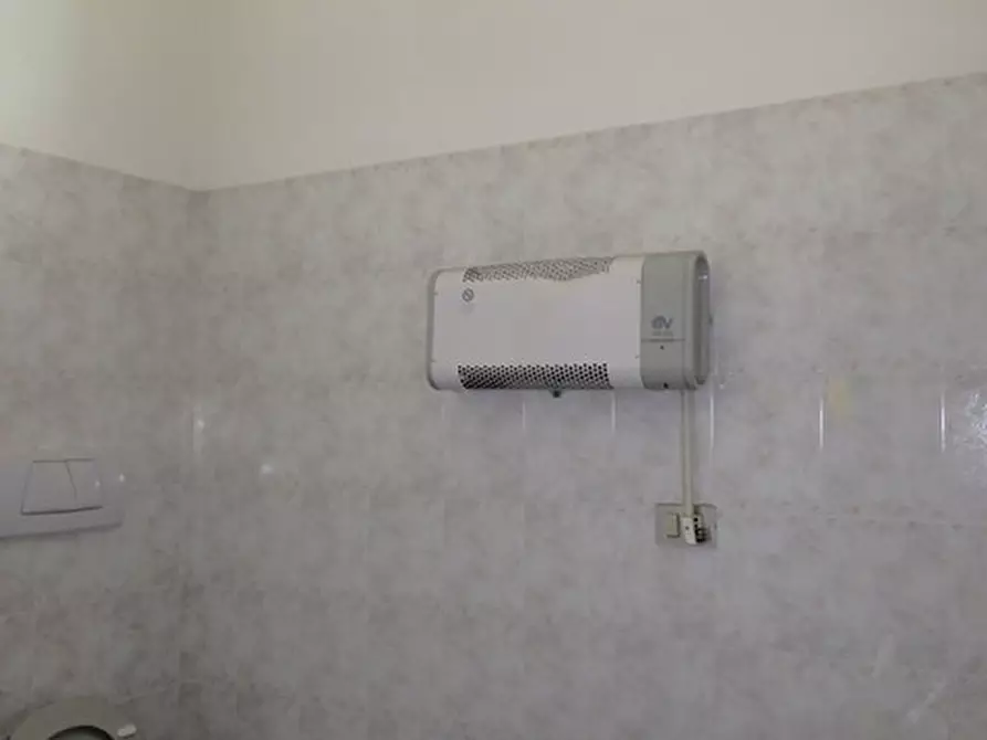 Immagine 9 di Negozio in vendita  in viale Settembrini a Rimini