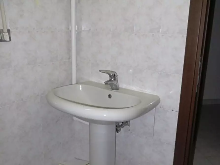 Immagine 10 di Negozio in vendita  in viale Settembrini a Rimini